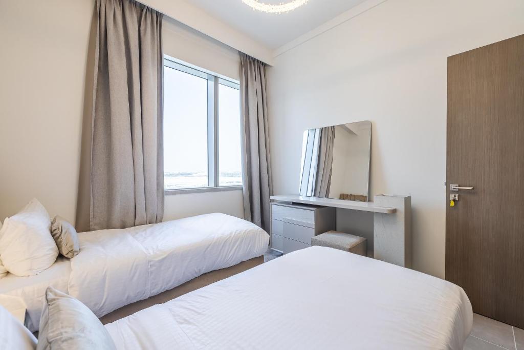 Postel nebo postele na pokoji v ubytování Spacious 3BDR with Maid Room I Creek Harbour I Creek Gate Tower 2