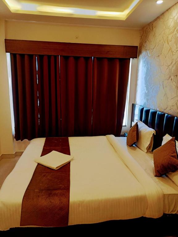 Neelkanth Hotel客房内的一张或多张床位