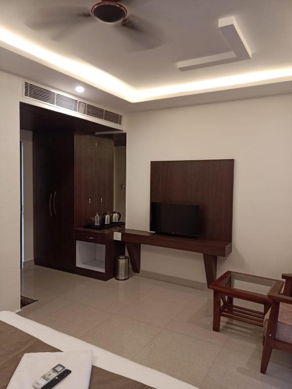 Neelkanth Hotel的电视和/或娱乐中心