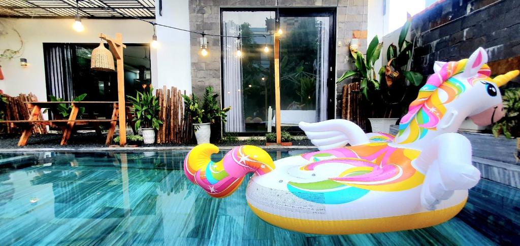峴港的住宿－Villa 68 4BR FREE PICK-UP AIRPORT & BILLIARDS CLOSE TO MY KHE BEACH，游泳池里一个大型充气无花果的泳池玩具