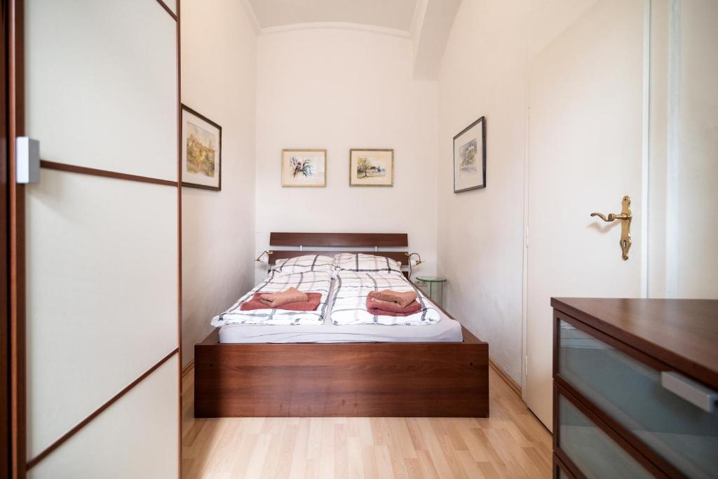 una piccola camera con letto e armadio di Cozy Central Flat Spittelberg a Vienna