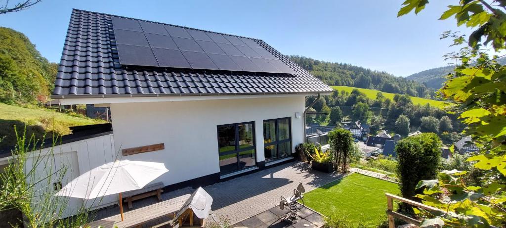 una casa con paneles solares en el techo en Villa Silberberg en Winterberg