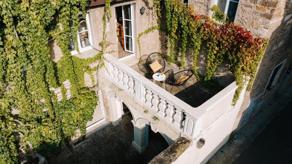 eine Luftansicht auf einen Balkon mit einem Tisch und einer Bank in der Unterkunft Appartement Residenz Bella Italia - Charmante Unterkunft im Herzen von Würzburg mit Balkon, Terrasse und Parkplatz im Innenhof! in Würzburg