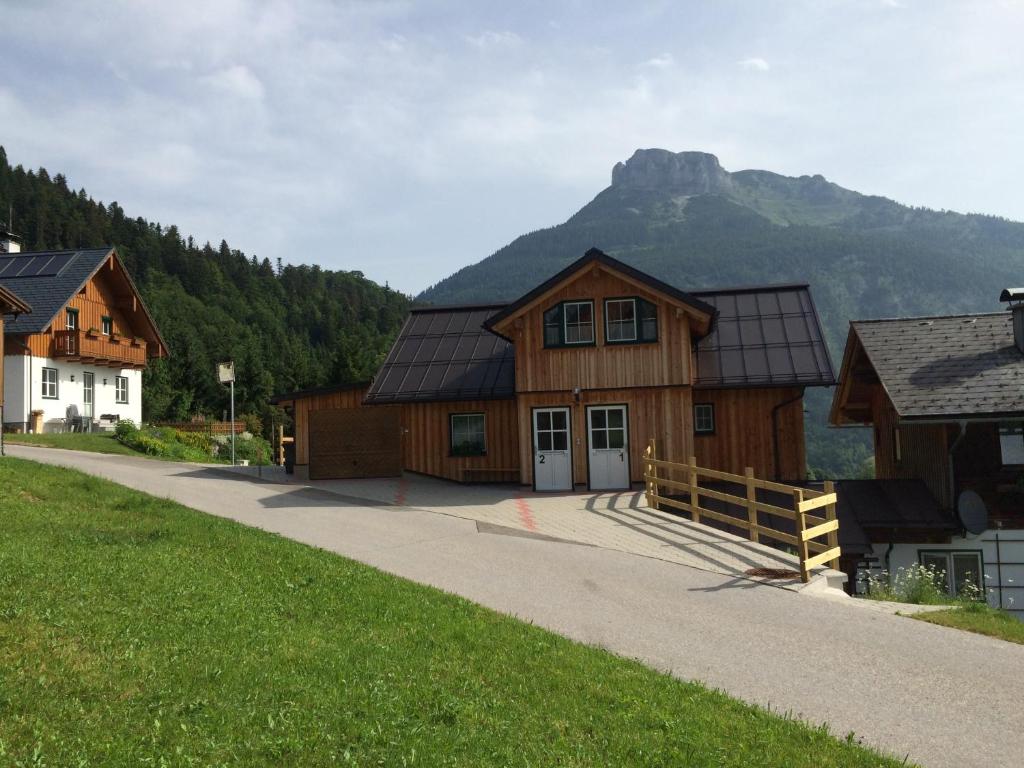 eine Gruppe von Häusern mit einem Berg im Hintergrund in der Unterkunft Apartment Altaussee in Altaussee