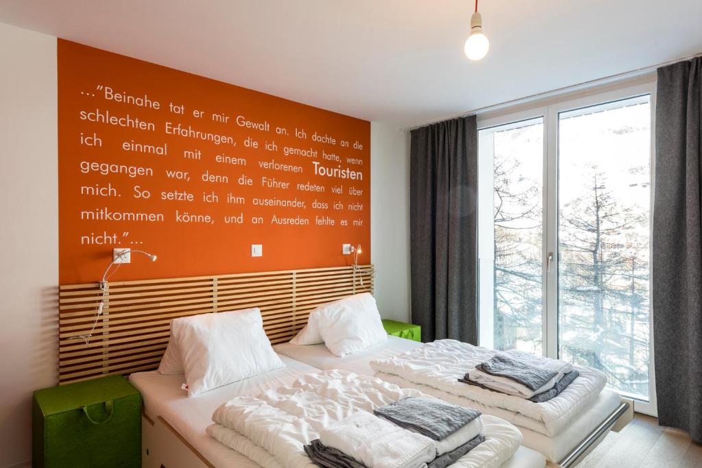 Postel nebo postele na pokoji v ubytování Legendär Zermatt
