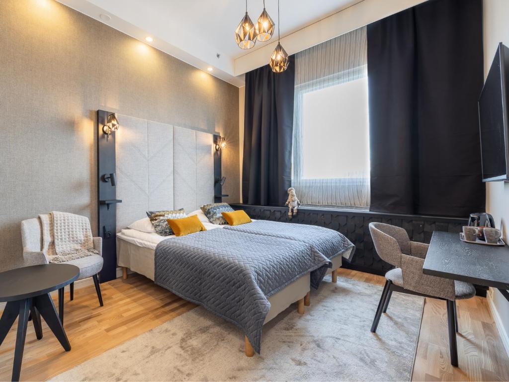 um quarto com uma cama, uma mesa e cadeiras em Santa's Hotel Santa Claus em Rovaniemi