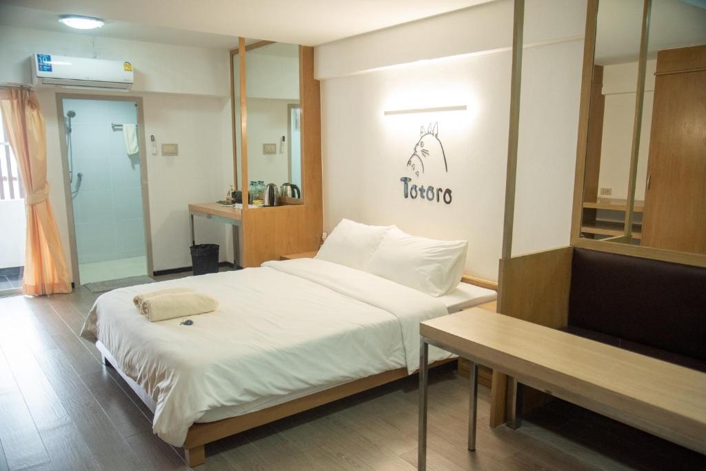 Un pat sau paturi într-o cameră la JW Happy room Huaikhwang