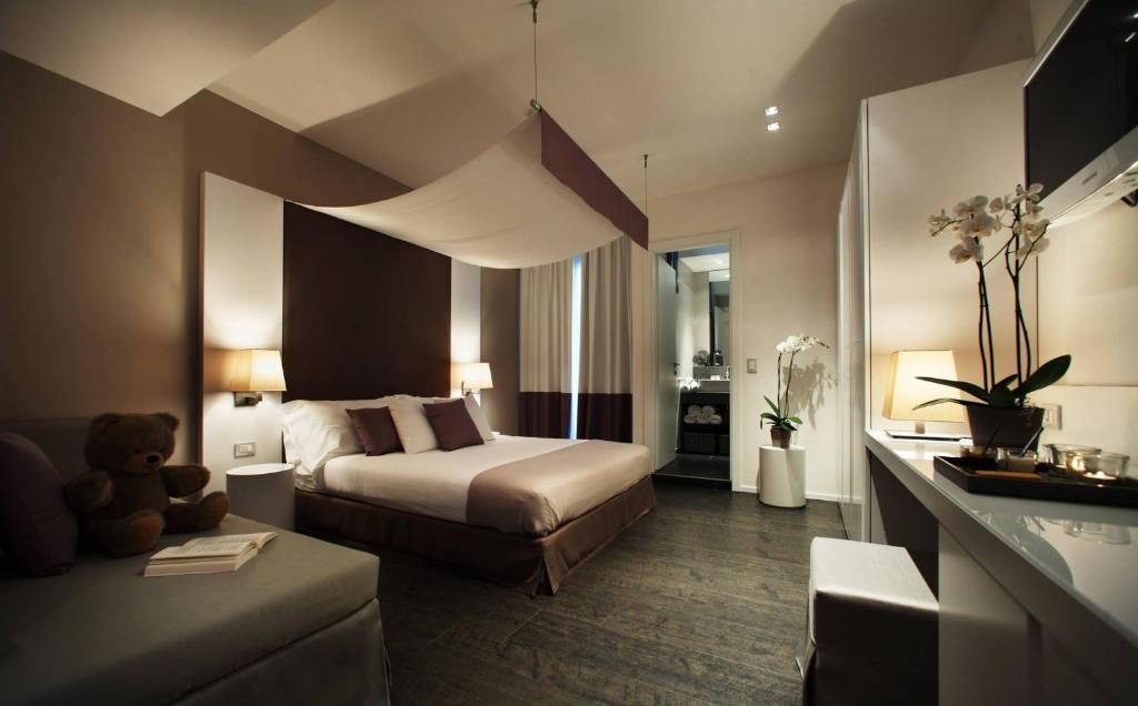 una camera d'albergo con un letto e un orsacchiotto di Hotel Ines a Cattolica