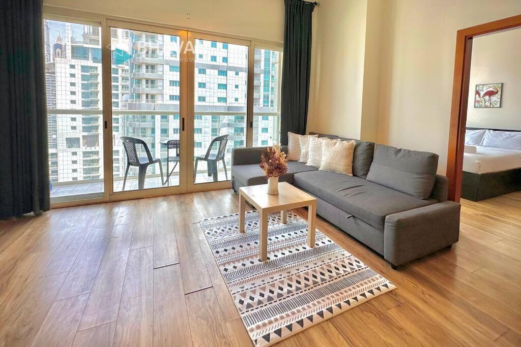 Posezení v ubytování 1BR Fully Furnished Apartment in Dubai Marina