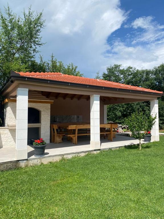 Vonkajšia záhrada v ubytovaní Villa Radosevic near Split, heated pool