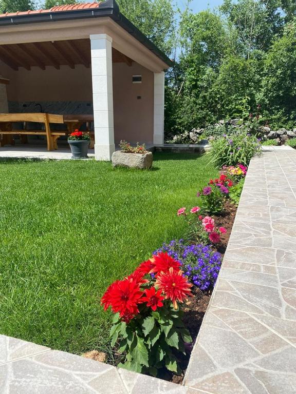 Vonkajšia záhrada v ubytovaní Villa Radosevic near Split, heated pool