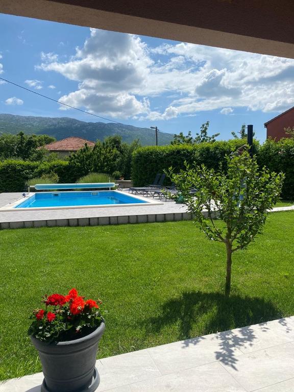Bazén v ubytovaní Villa Radosevic near Split, heated pool alebo v jeho blízkosti