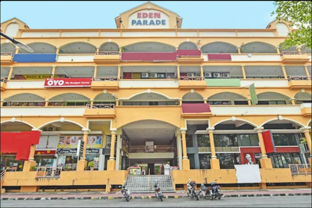un gran edificio amarillo con un cartel. en OYO 43933 Ferringhi Stay Iinn, en Batu Ferringhi