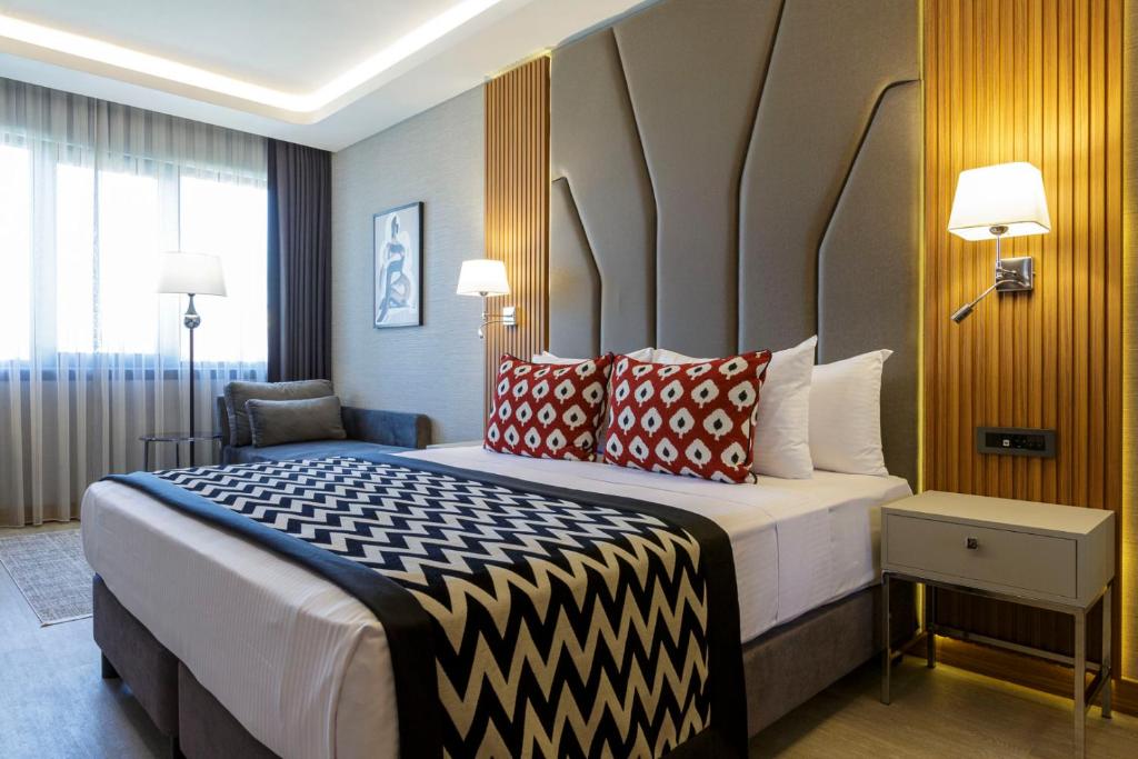 Postel nebo postele na pokoji v ubytování Ramada Encore by Wyndham Istanbul Sisli