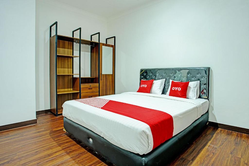 Un pat sau paturi într-o cameră la Capital O 92990 Nena Kostel Syariah