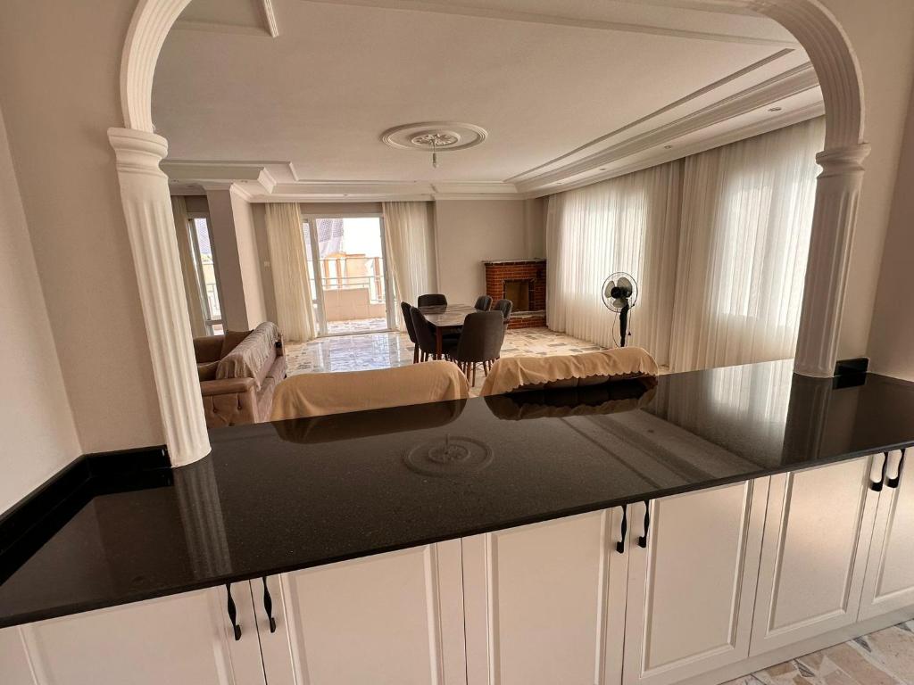 eine große Küche mit einem großen Spiegel auf der Theke in der Unterkunft Апартаменты in Tömük