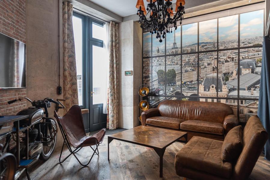 ein Wohnzimmer mit einem Ledersofa und einem Tisch in der Unterkunft Superbe Hammam à Paris Montparnasse in Paris