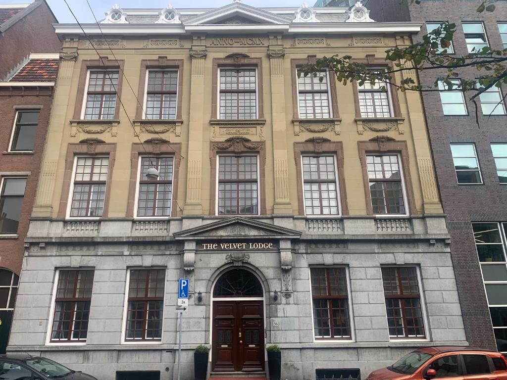 een groot gebouw met een bord dat het waterhuis leest bij The Velvet Lodge in Den Haag