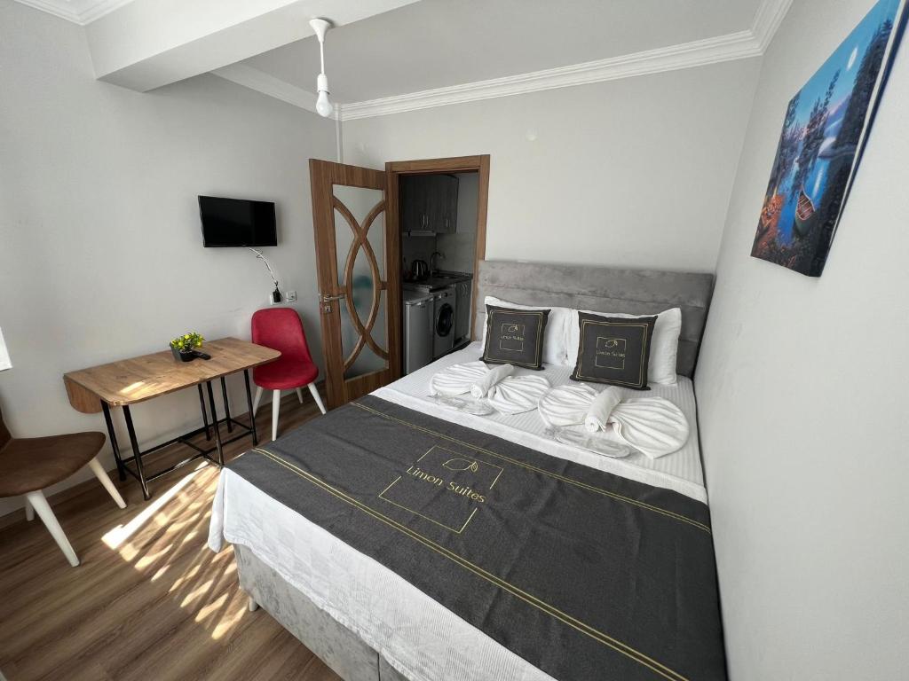 Postel nebo postele na pokoji v ubytování Limon Suites