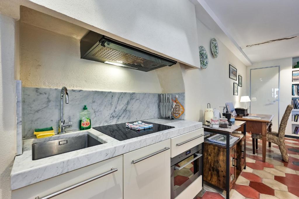 A kitchen or kitchenette at Baiàn Casa Vacanze