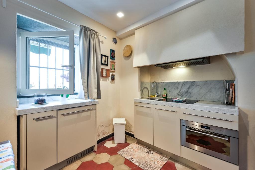 A kitchen or kitchenette at Baiàn Casa Vacanze