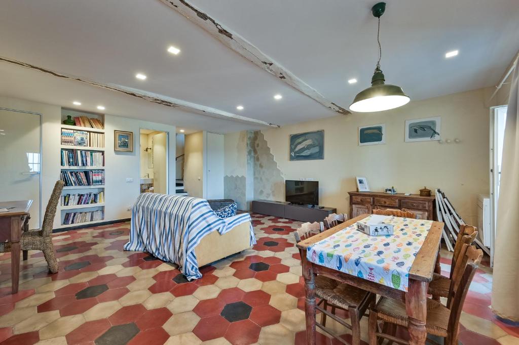 A television and/or entertainment centre at Baiàn Casa Vacanze