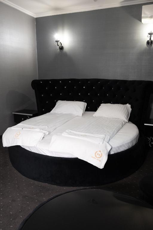 Postel nebo postele na pokoji v ubytování River Stone Hotel