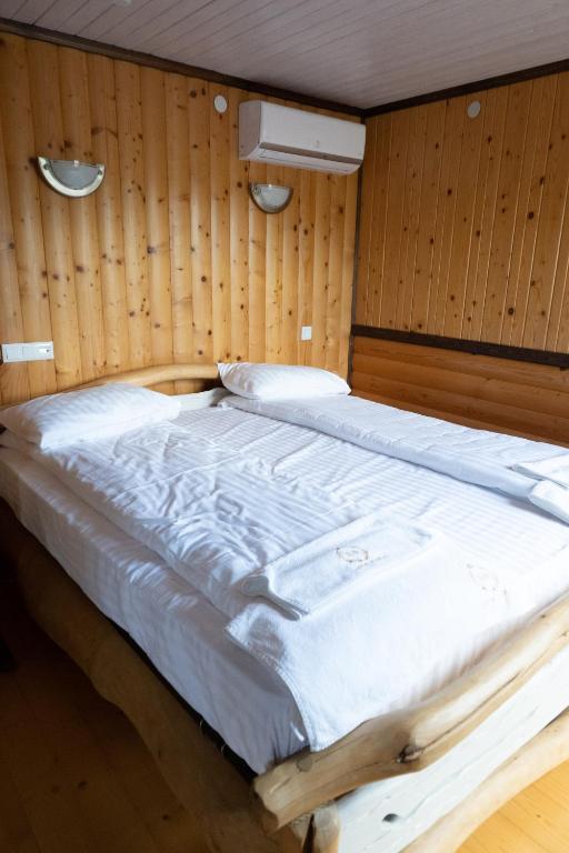Postel nebo postele na pokoji v ubytování River Stone Hotel