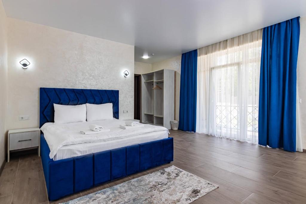 Postel nebo postele na pokoji v ubytování Gold Palace SPA Resort Bukovel
