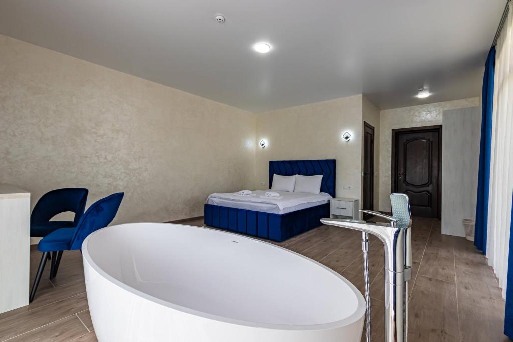 Postel nebo postele na pokoji v ubytování Gold Palace SPA Resort Bukovel