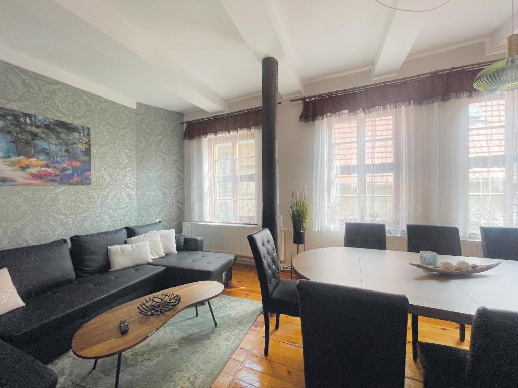 クヴェードリンブルクにあるFerienhaus Schuhhofのテーブルとソファのあるリビングルーム