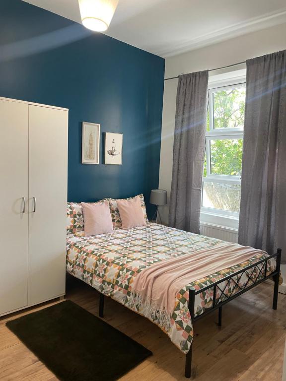 En eller flere senge i et værelse på Contemporary Private ROOMS Near Central London