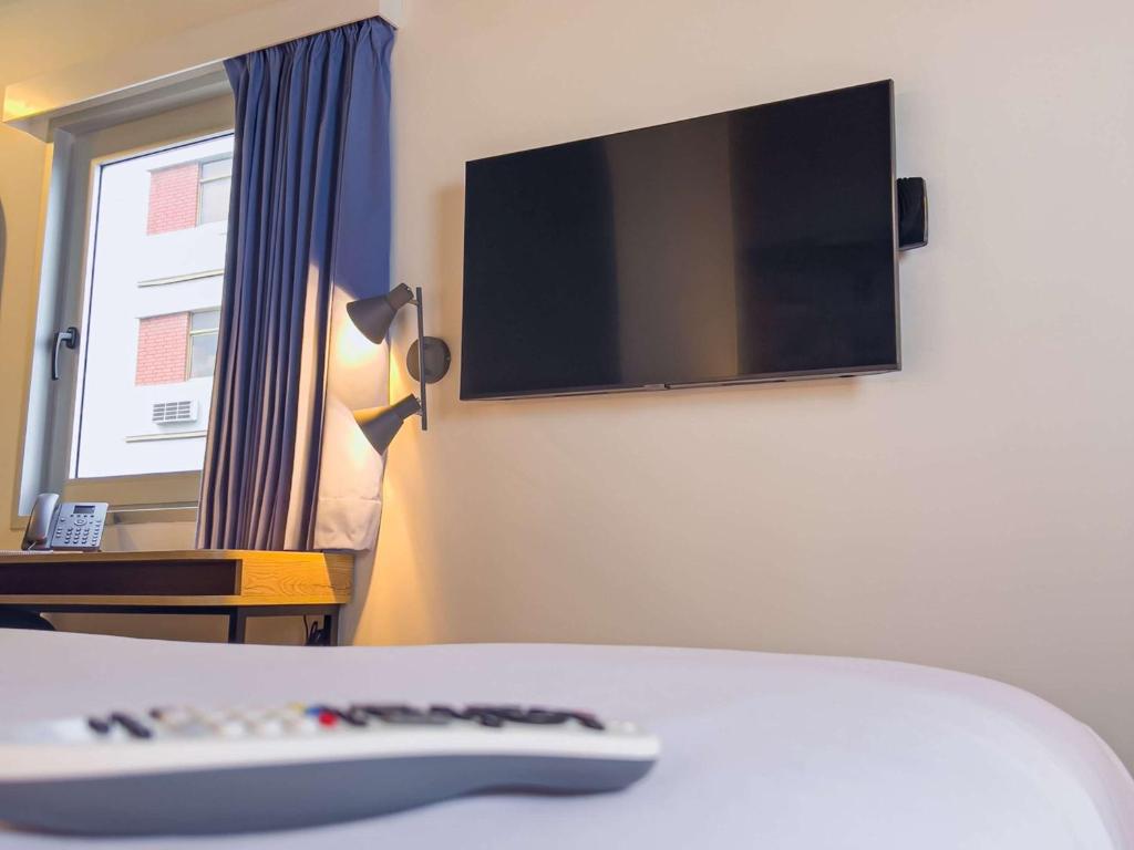 TV a/nebo společenská místnost v ubytování Ibis Styles El Malecon Guayaquil