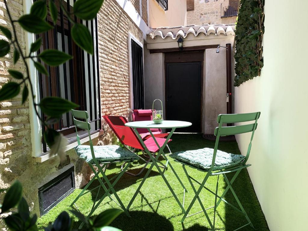 a patio with a table and chairs on a balcony at Casa de los Canteros in Toledo