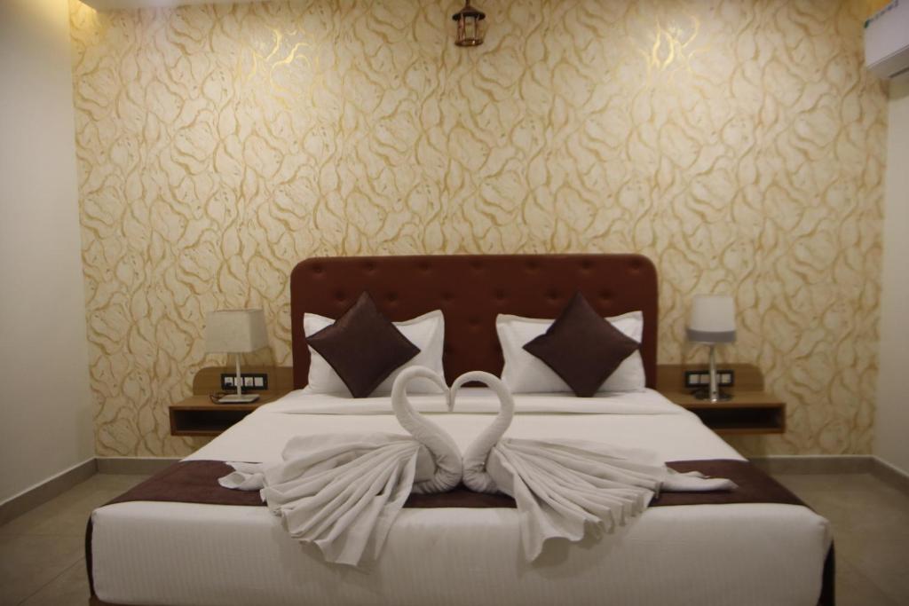 The Sky Comfort Beach Hotel, Dwarka tesisinde bir odada yatak veya yataklar