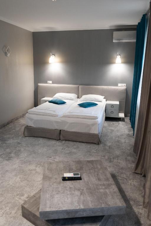 Postel nebo postele na pokoji v ubytování River Stone Hotel