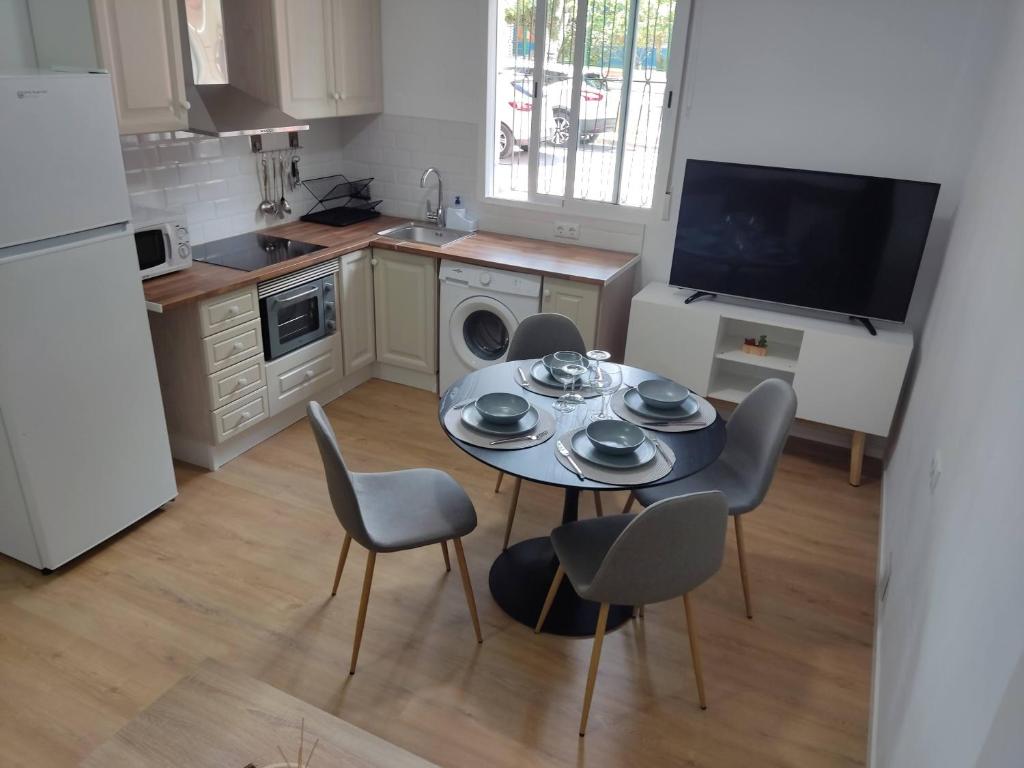 瓦倫西亞的住宿－Apartamento delux2，一间带桌椅和电视的小厨房