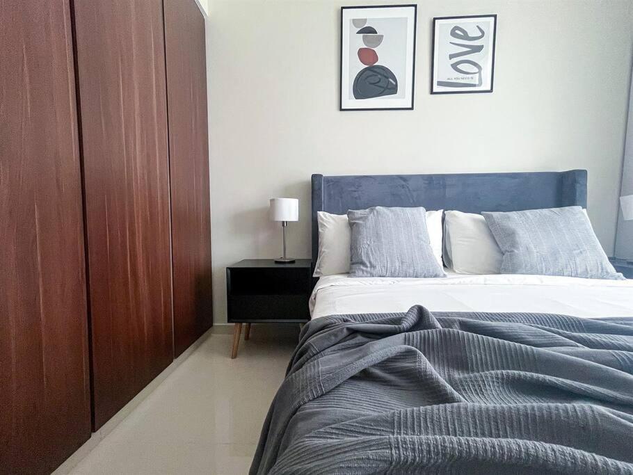 Postel nebo postele na pokoji v ubytování Trophy - Cityscape Posh Suite