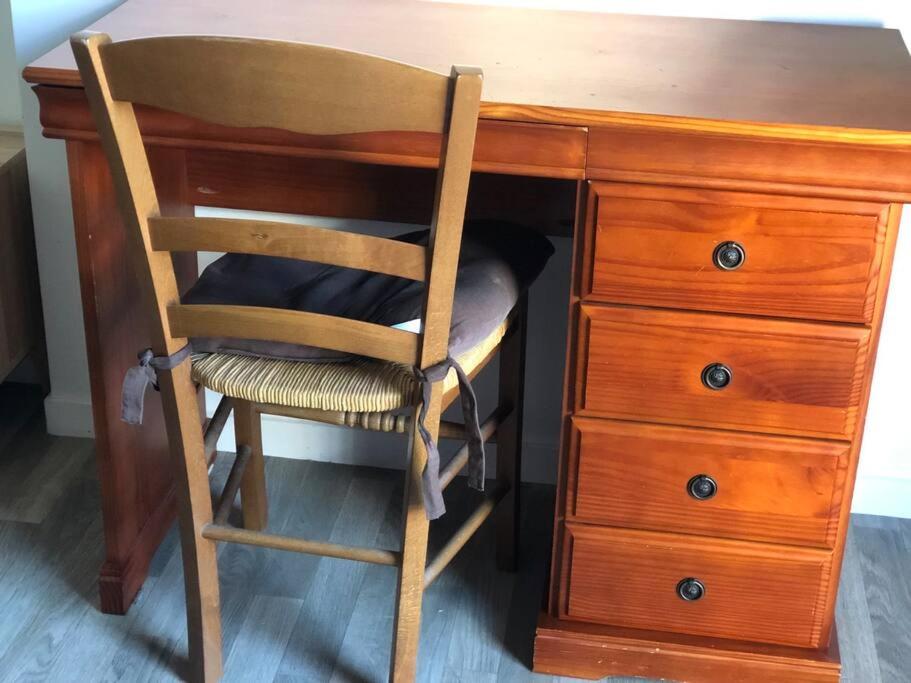 a wooden desk with a chair next to a dresser at Jolie chambre à Nanterre Préfecture proche La Défense Aréna Campus SNCF et Paris in Nanterre