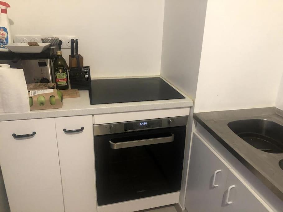 a kitchen with a black oven and a sink at Jolie chambre à Nanterre Préfecture proche La Défense Aréna Campus SNCF et Paris in Nanterre