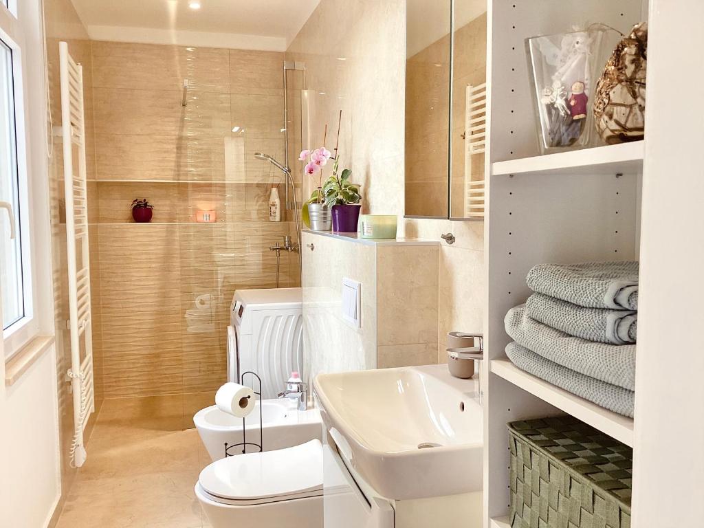 łazienka z białą toaletą i umywalką w obiekcie Apartment Punta w Puli