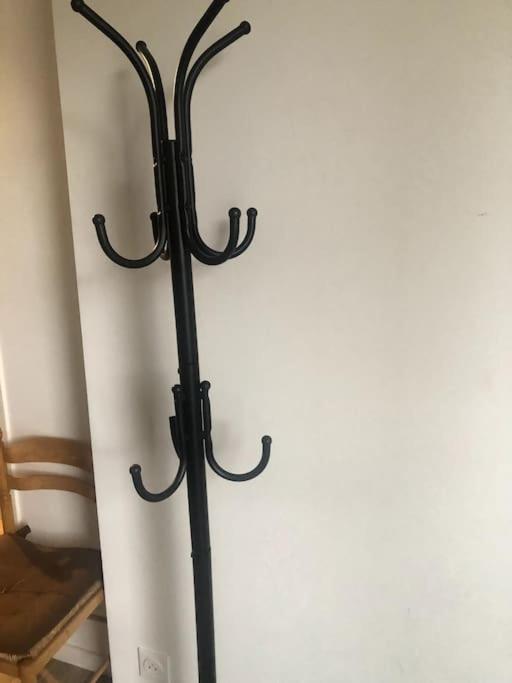 a black iron candle stand next to a wall at Jolie chambre à Nanterre Préfecture proche La Défense Aréna Campus SNCF et Paris in Nanterre