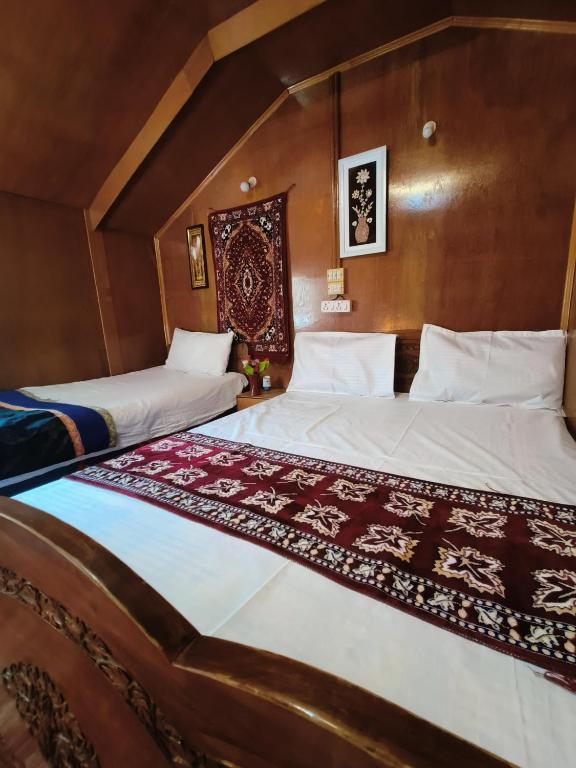 Postel nebo postele na pokoji v ubytování Houseboat New Suzan