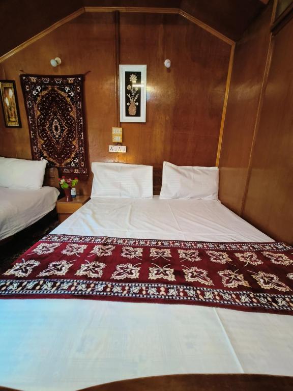 Postel nebo postele na pokoji v ubytování Houseboat New Suzan