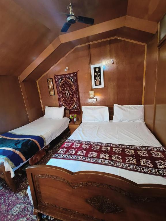 Postel nebo postele na pokoji v ubytování Houseboat New Suzan