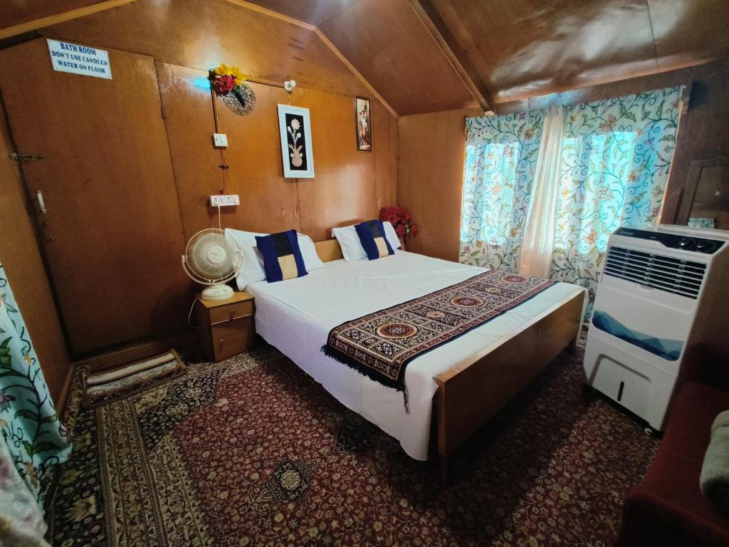 Postel nebo postele na pokoji v ubytování Houseboat New Suzan