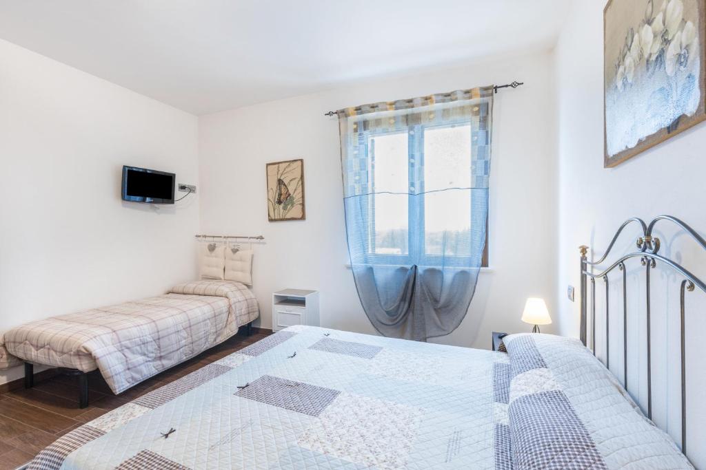 una camera con due letti e una finestra di La Siesta a Villafranca di Verona