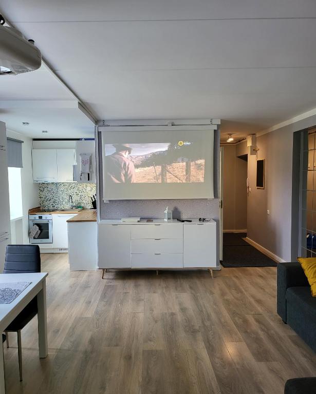 una sala de estar con una pantalla grande en el centro en The entire comfortable apartment, en Rakvere