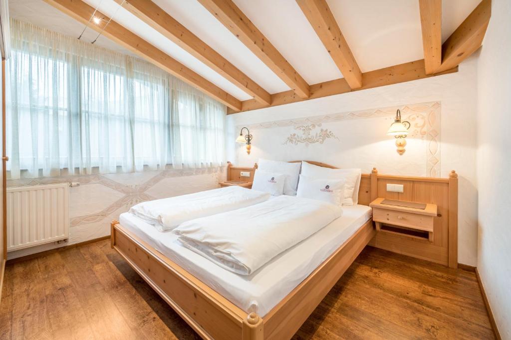 Postel nebo postele na pokoji v ubytování Haus zur Vogelweide App 6
