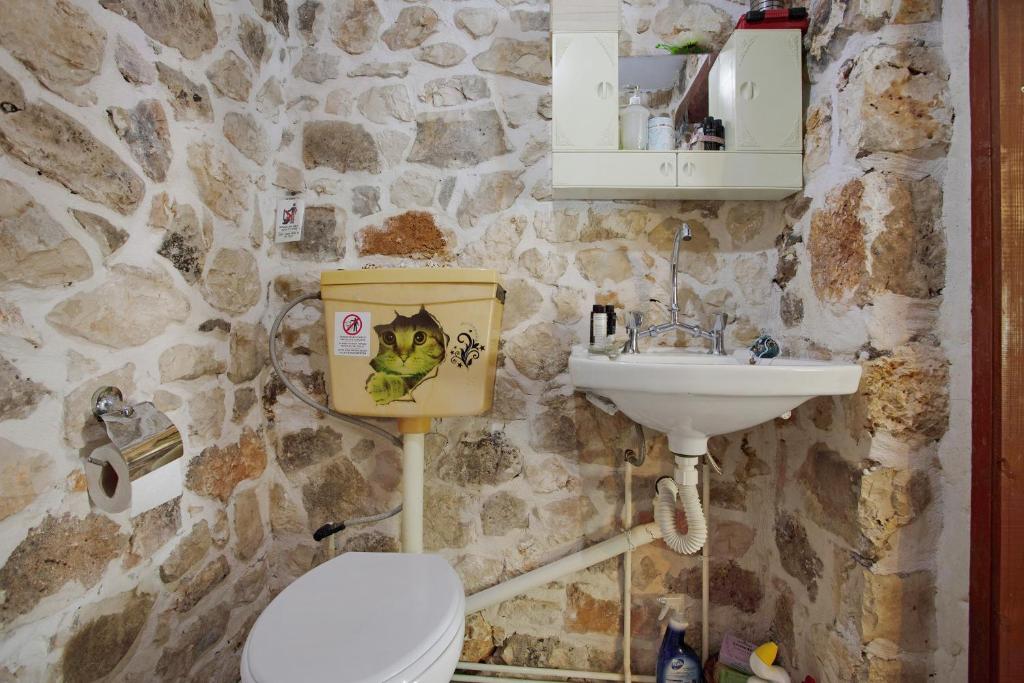 Een badkamer bij Lithahiro stone house